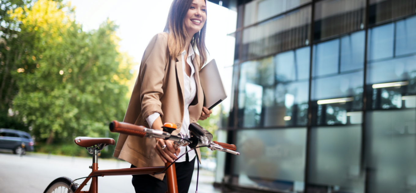 femme avec vélo dans la rue
